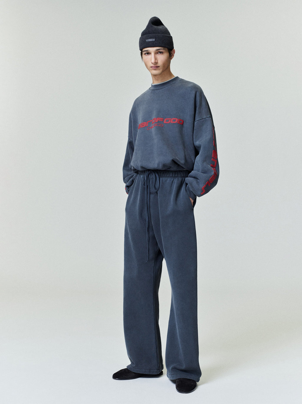Full-length image of model wearing navy Chicago heavy fleece cropped sweatshirt with red sleeve lettering 0039_HO25_F_L07_P13_0738.jpg