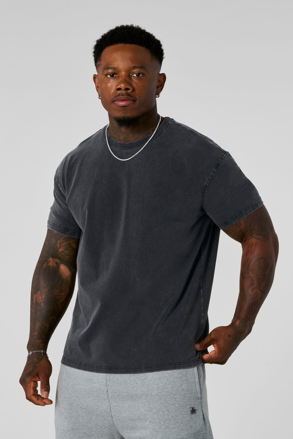 4148 - Elevated Essentials - Fitted Tee -Fitted cotton-elastane tee with slight stretch, breathable and versatile in colour Grey Wash.
