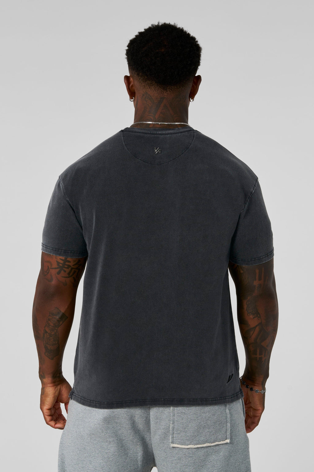 4148 - Elevated Essentials - Fitted Tee -Fitted cotton-elastane tee with slight stretch, breathable and versatile in colour Grey Wash.