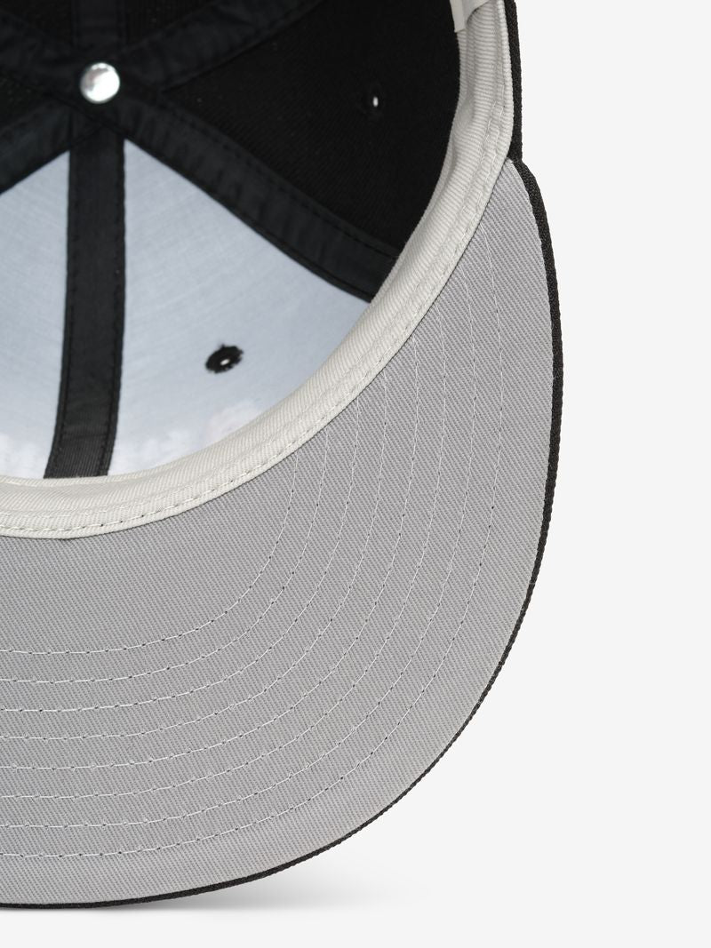 Underside view of grey brim and black inner crown of Spurs 9Fifty RC Snapback showing stitching details CVQOQLtg.jpg